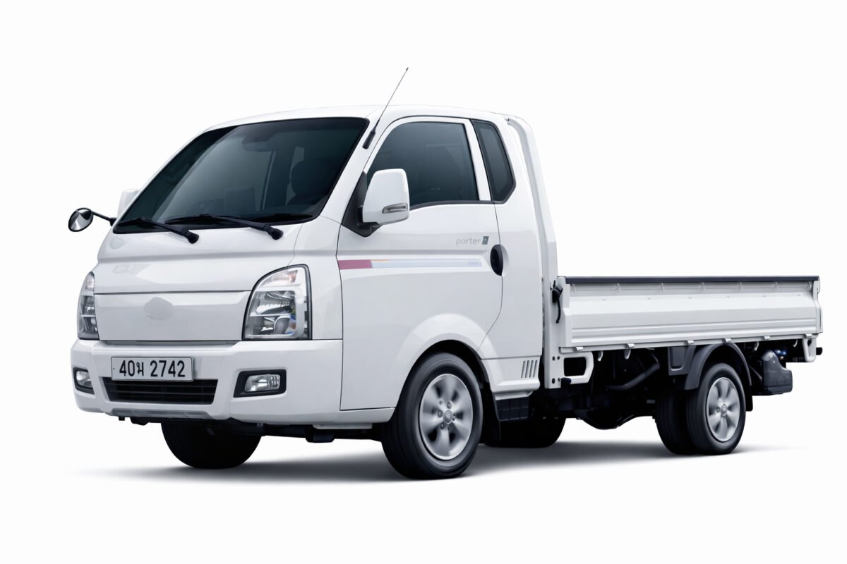 White Hyundai Porter II flatbed truck from the YASSIA model media library