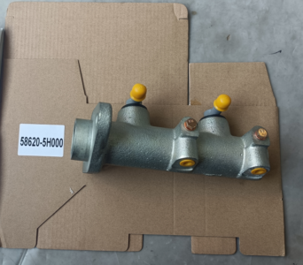 BRAKE MASTER CYLINDER 58620-5H000 - Hyundai Mighty truck parts